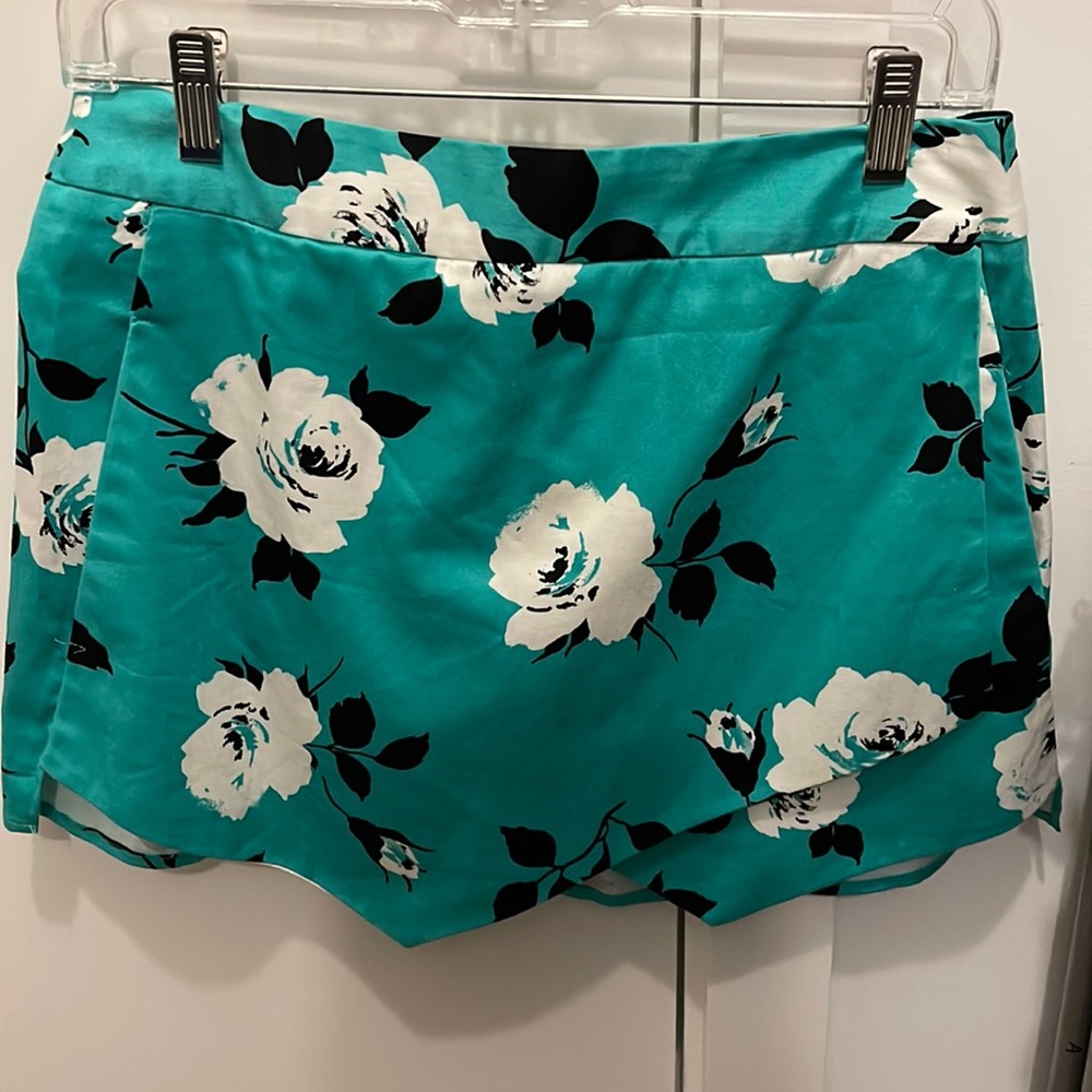 AQUA Skort Size L NWT